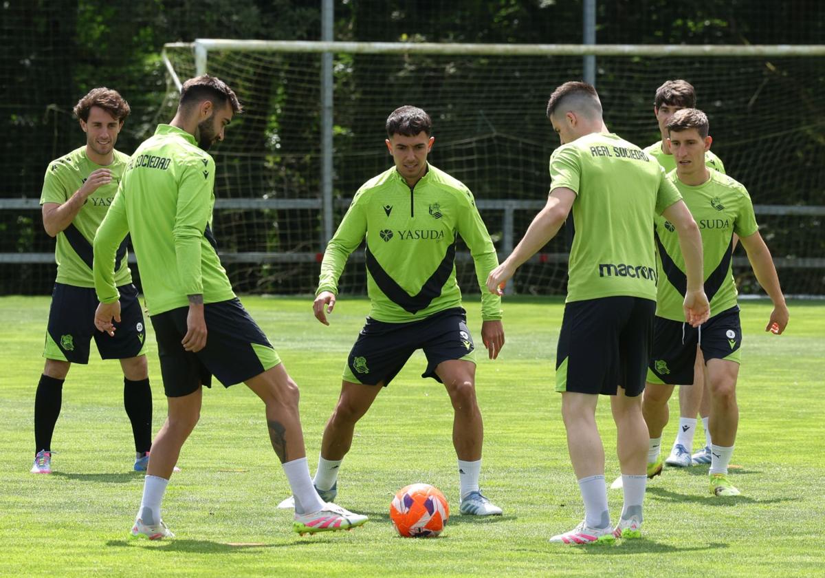 Brais, Zubimendi y Zubeldia, ayer durante el calentamiento del entrenamiento en Zubieta.
