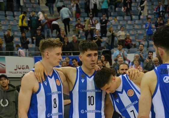 Stürup y Mateo Díaz sujetan al lesionado Manex Ansorregi tras acabar el choque.