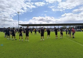 La plantilla txuribeltz se ha conjurado para ganar «como sea» en Lezama.