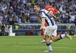 Arkaitz Mariezkurrena y Mikel Oyarzabal celebran con rabia el 3-2 del delantero astigartarra en la despedida de Anoeta de Imanol
