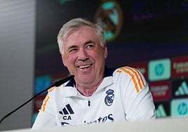 Carlo Ancelotti sonríe durante la rueda de prensa en la previa del Real Madrid-Real Sociedad.