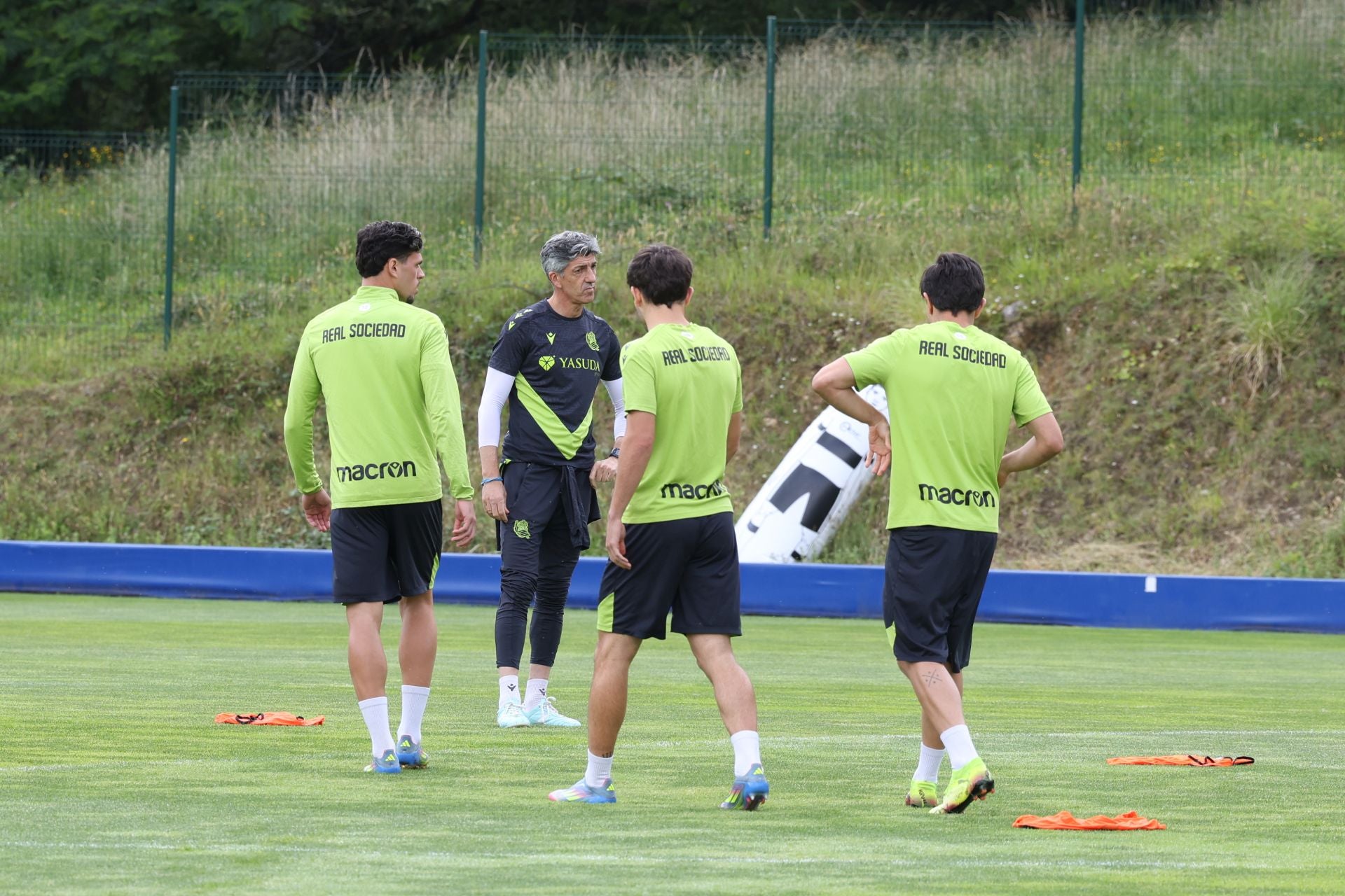 Imanol se lleva las collejas en su último entrenamiento al frente de la Real