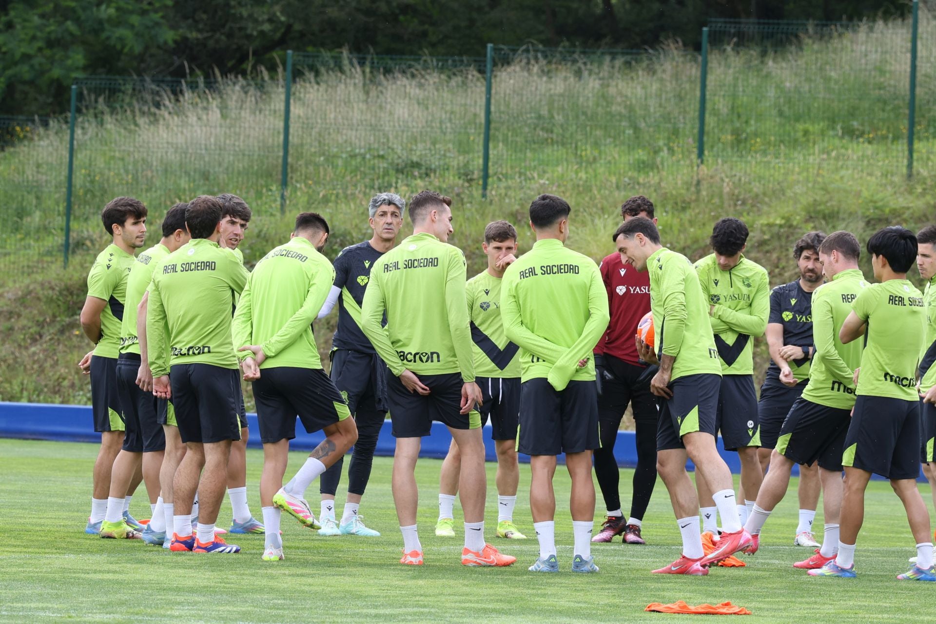 Imanol se lleva las collejas en su último entrenamiento al frente de la Real
