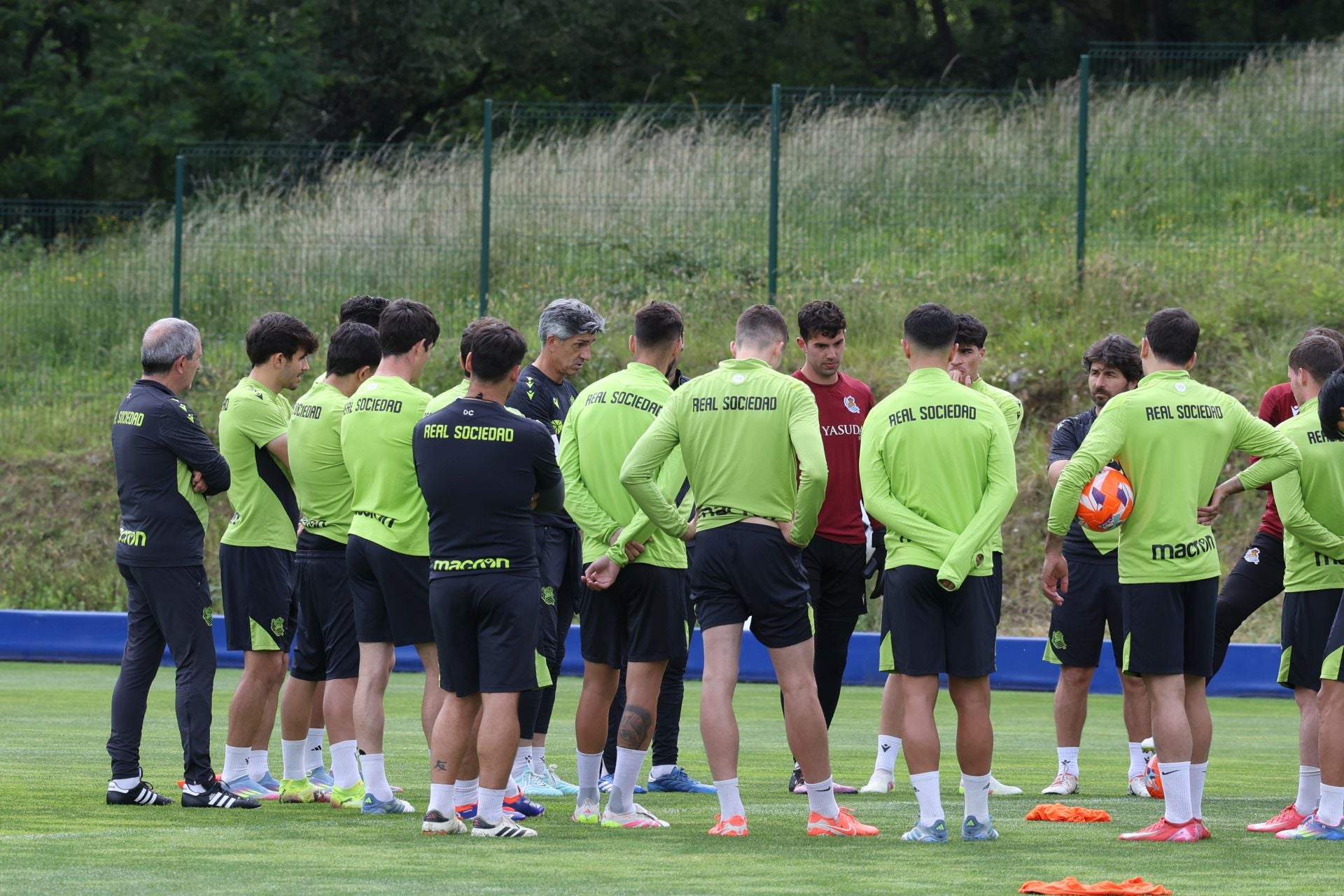 Imanol se lleva las collejas en su último entrenamiento al frente de la Real