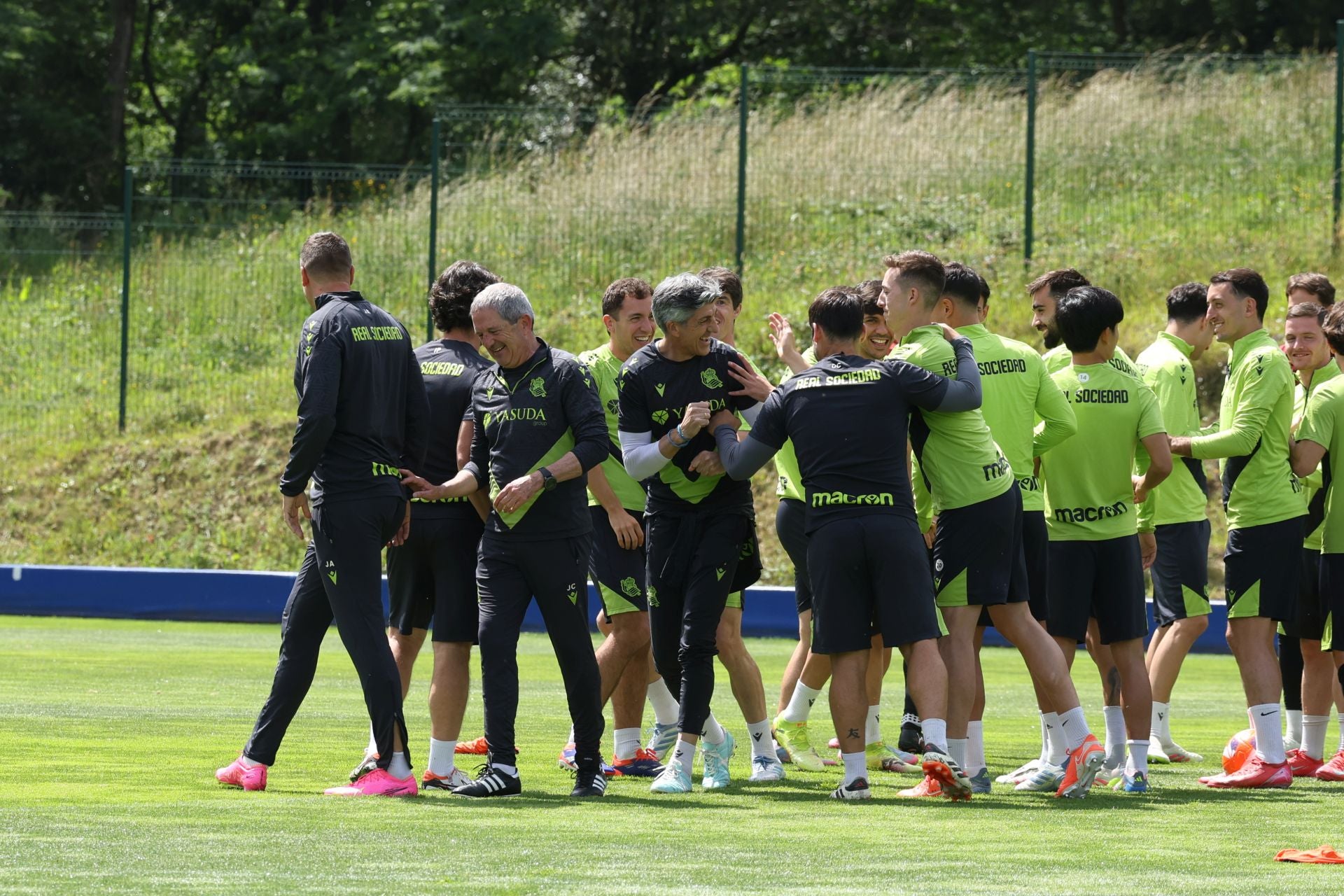 Imanol se lleva las collejas en su último entrenamiento al frente de la Real