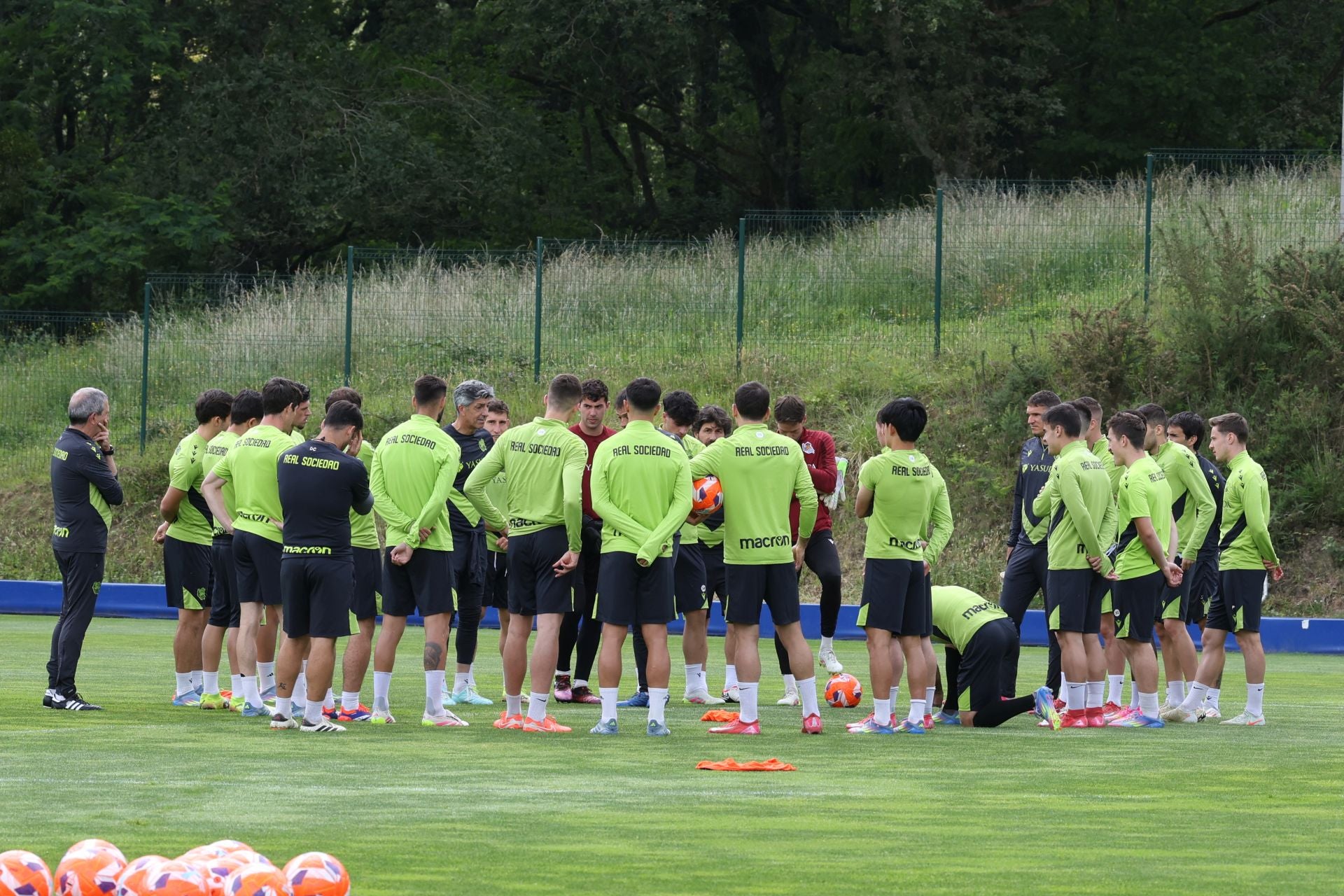 Imanol se lleva las collejas en su último entrenamiento al frente de la Real