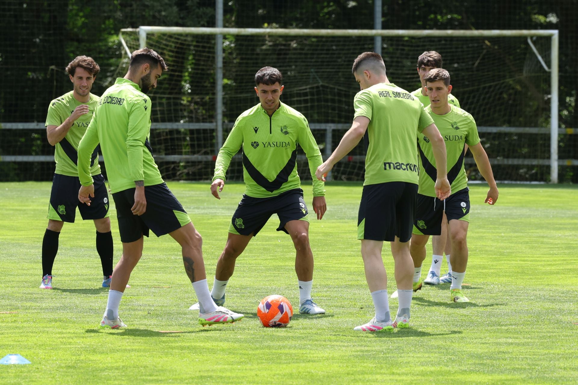 Imanol se lleva las collejas en su último entrenamiento al frente de la Real