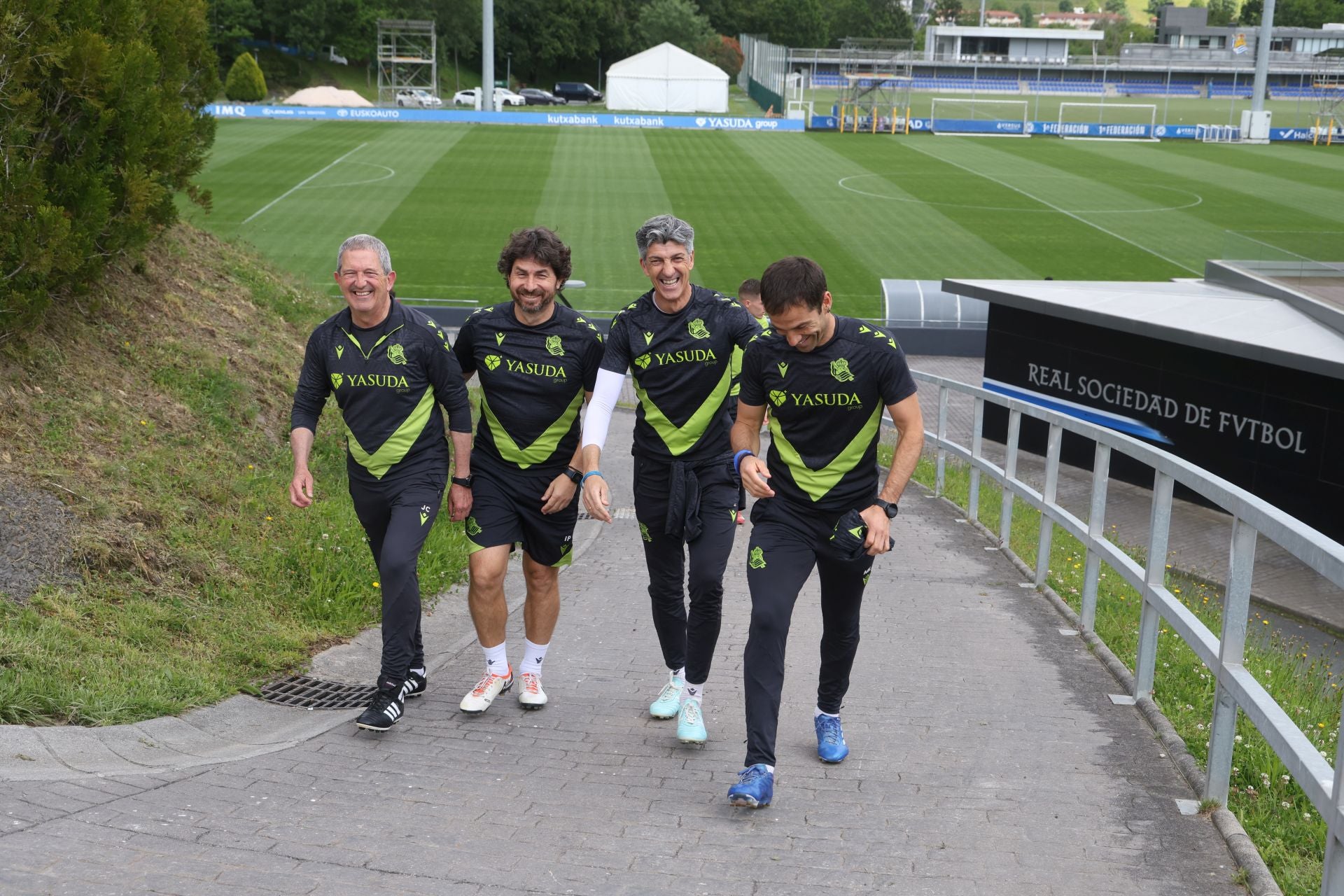 Imanol se lleva las collejas en su último entrenamiento al frente de la Real