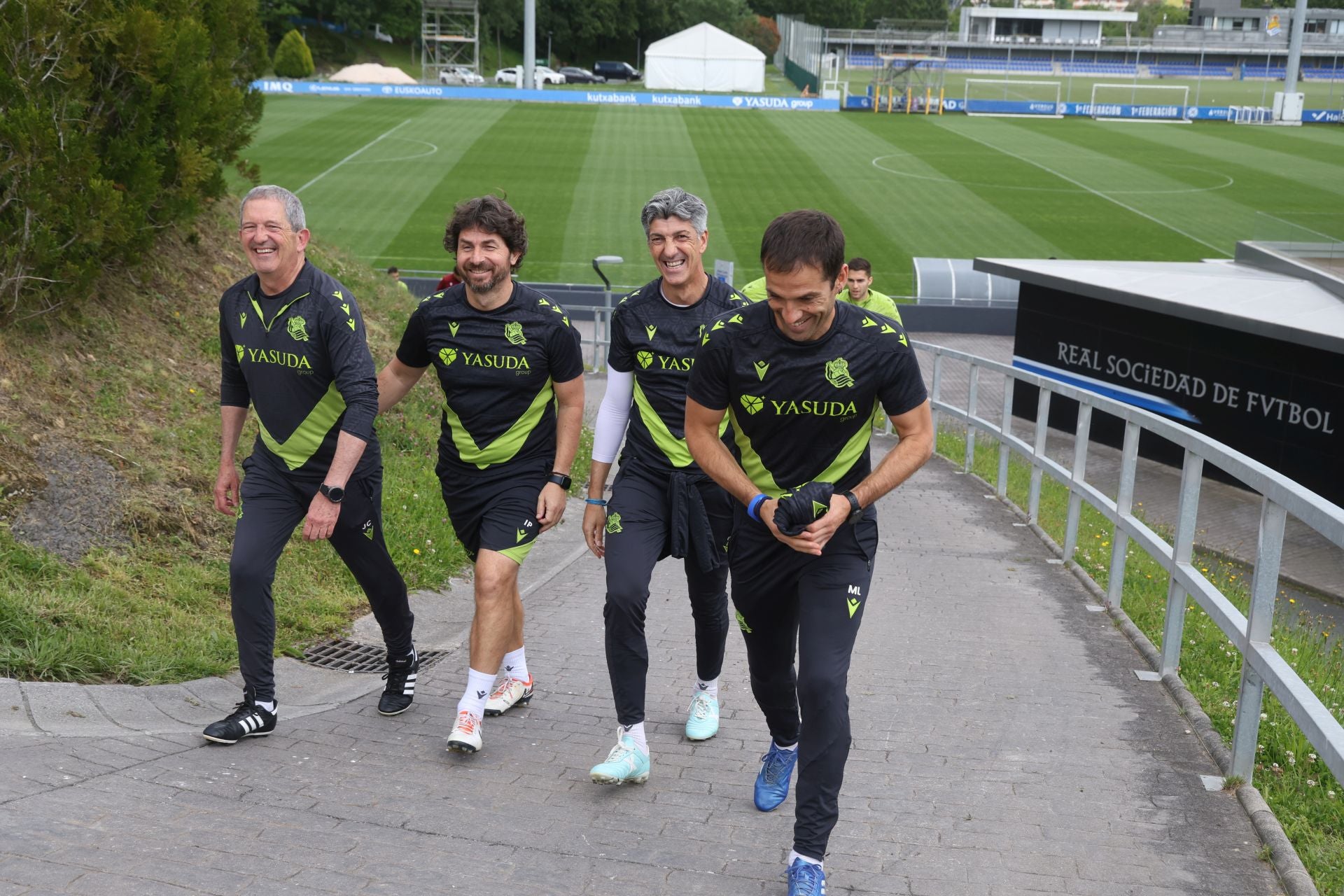 Imanol se lleva las collejas en su último entrenamiento al frente de la Real
