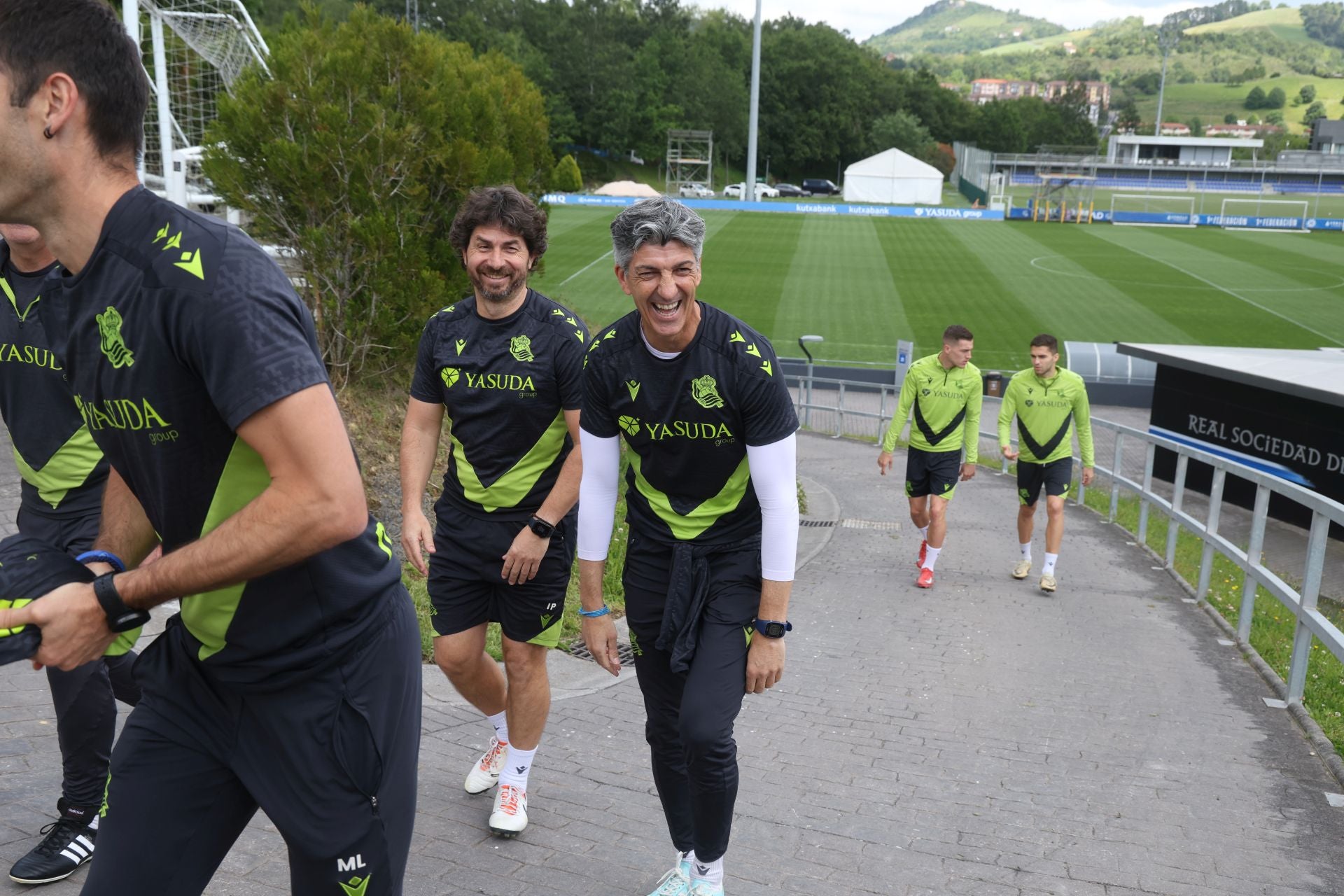Imanol se lleva las collejas en su último entrenamiento al frente de la Real