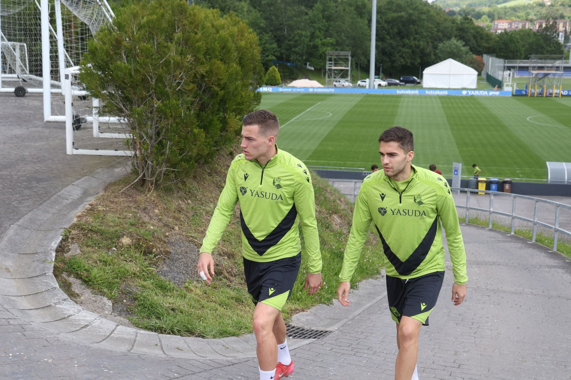 Imanol se lleva las collejas en su último entrenamiento al frente de la Real