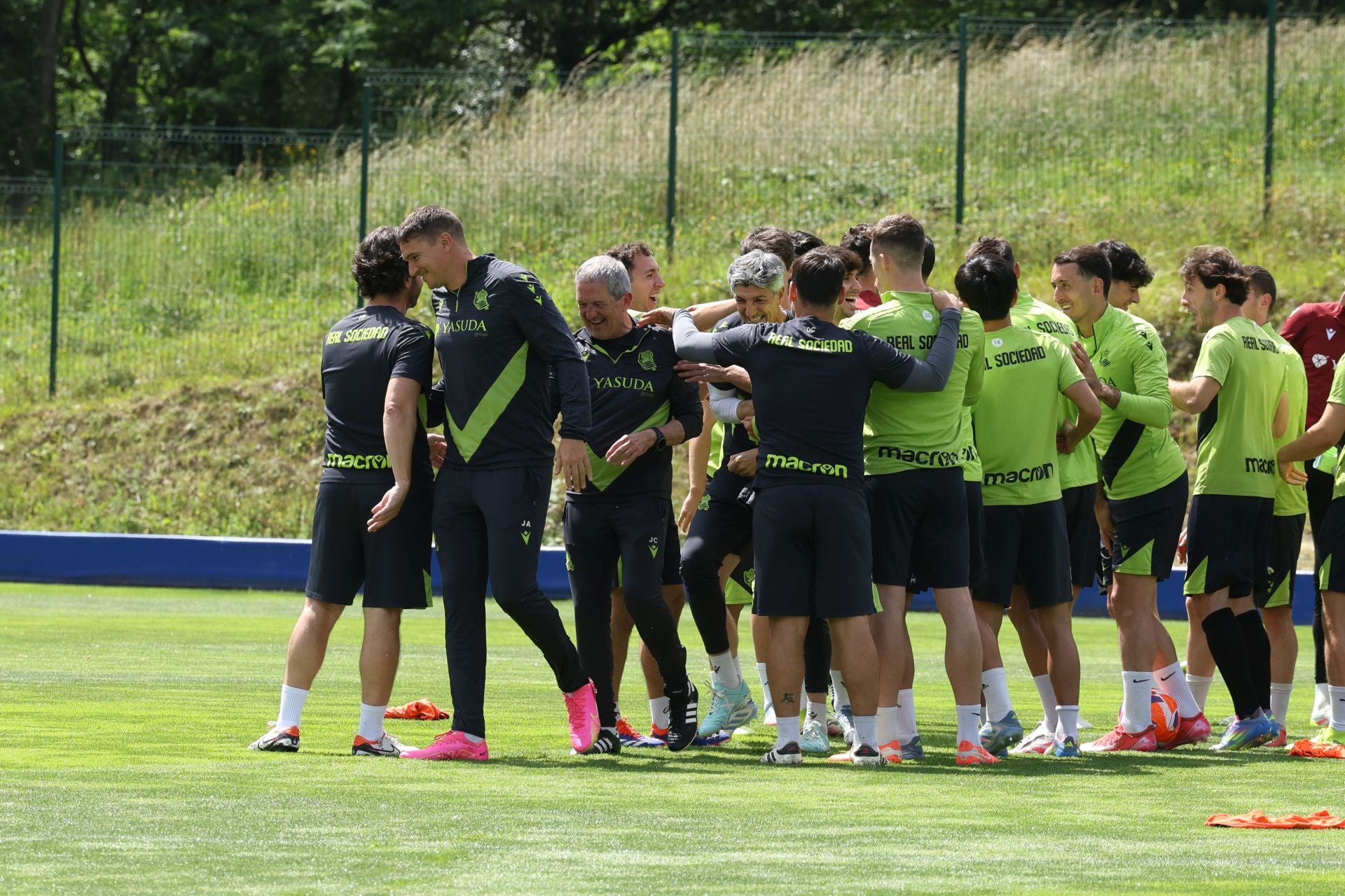 Imanol se lleva las collejas en su último entrenamiento al frente de la Real