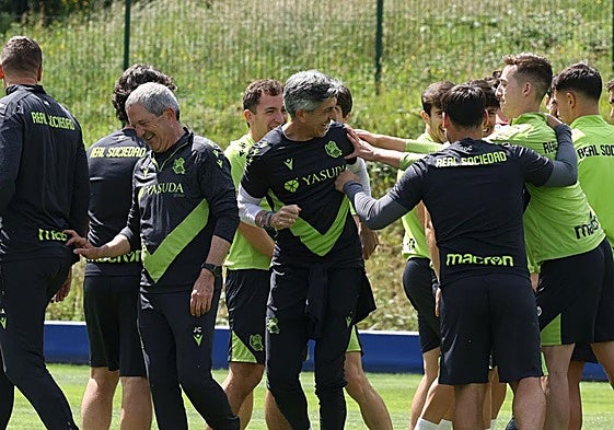 Imanol se lleva las collejas en su último entrenamiento al frente de la Real