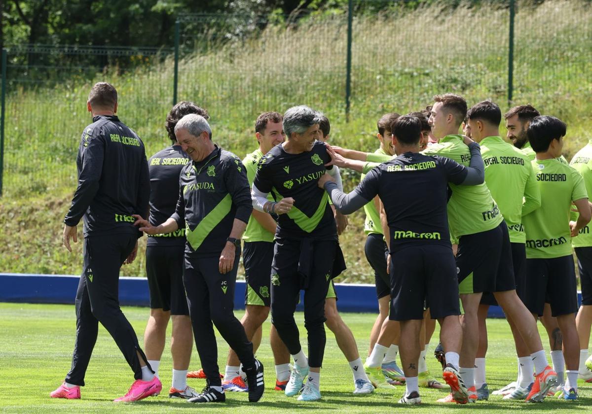 Imanol se lleva las collejas en su último entrenamiento al frente de la Real