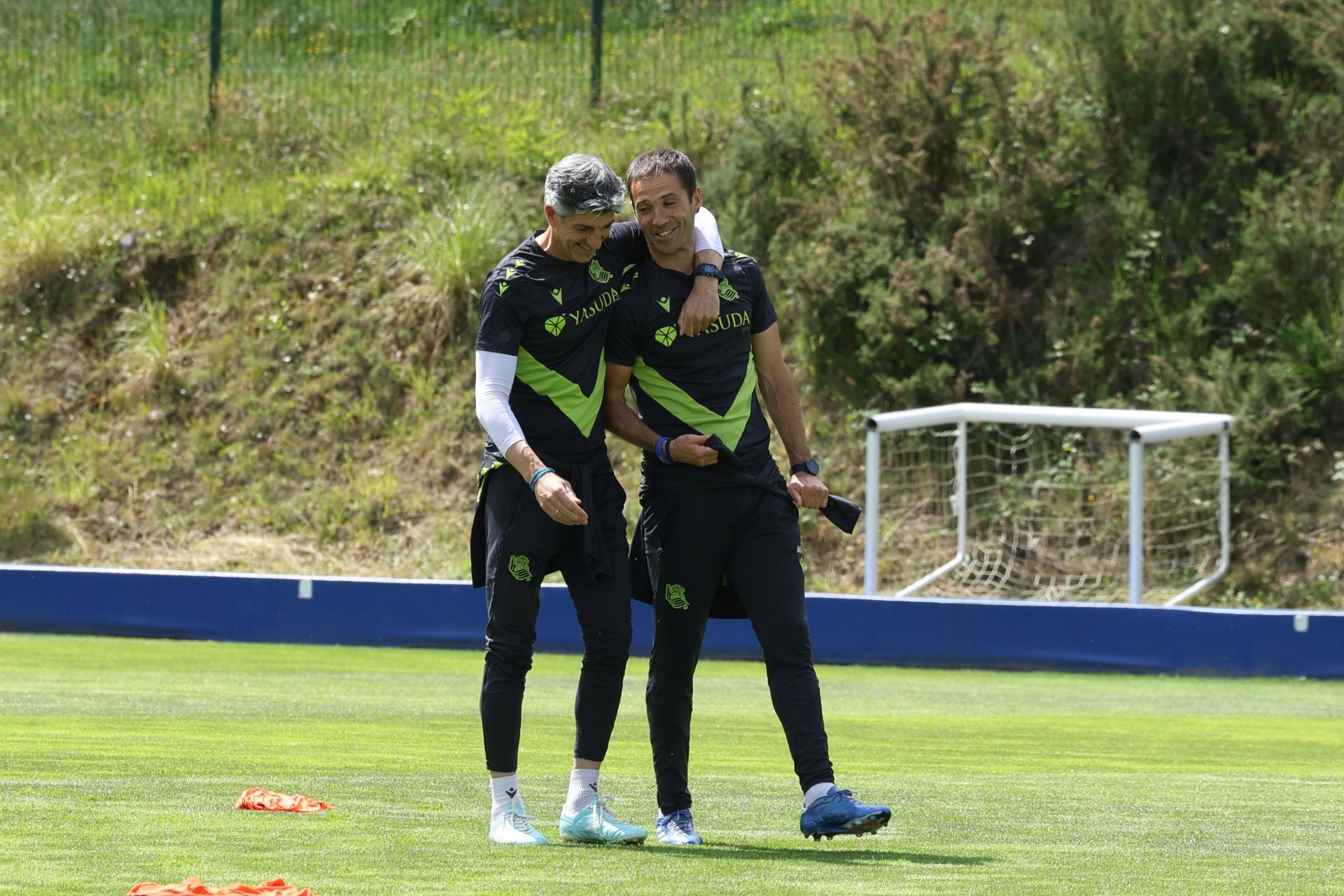 Imanol se lleva las collejas en su último entrenamiento al frente de la Real