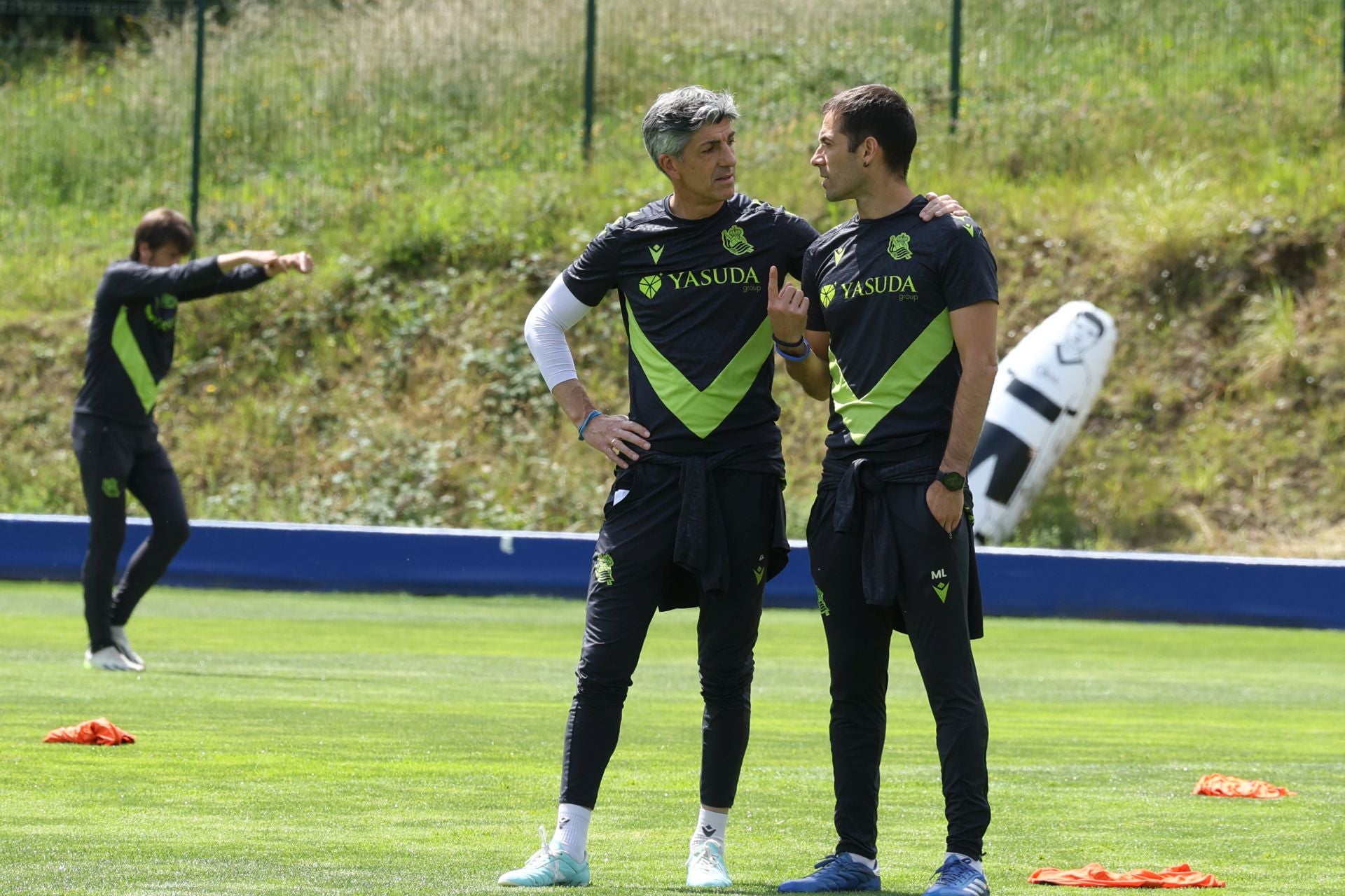 Imanol se lleva las collejas en su último entrenamiento al frente de la Real