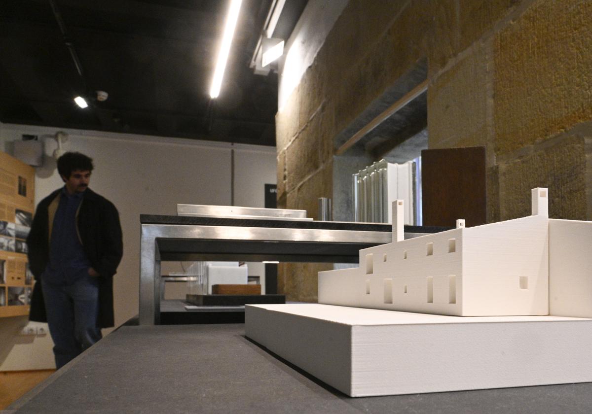 Un visitante, delante de unas maquetas del estudio Ortega-Diago.