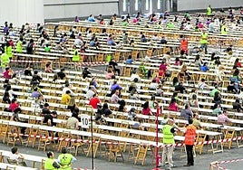 Miles de aspirantes realizan una de las últimas OPE de Osakidetza en el BEC de Barakaldo.