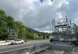 Los pilares sobre los que se montará la pasarela de Gaintxurizketa la próxima semana están ya instalados a ambos lados de la carretera.