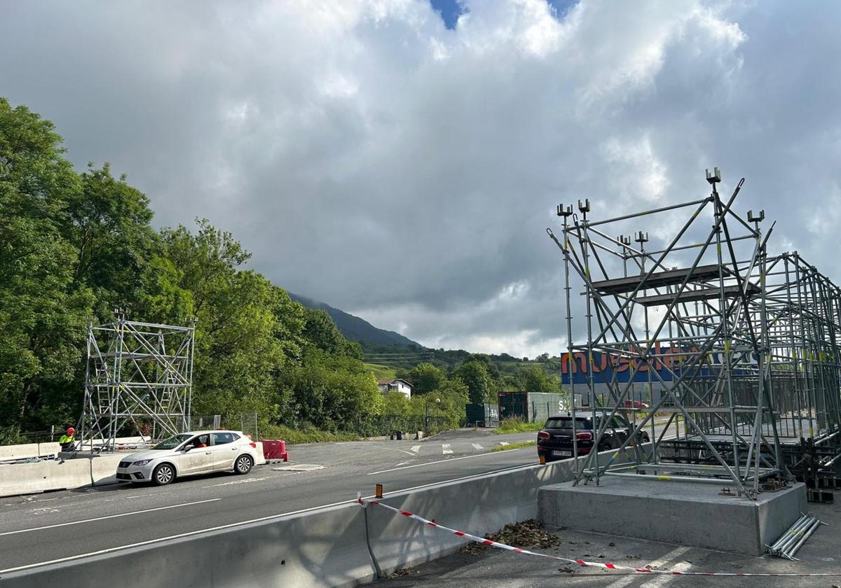Los pilares sobre los que se montará la pasarela de Gaintxurizketa la próxima semana están ya instalados a ambos lados de la carretera.