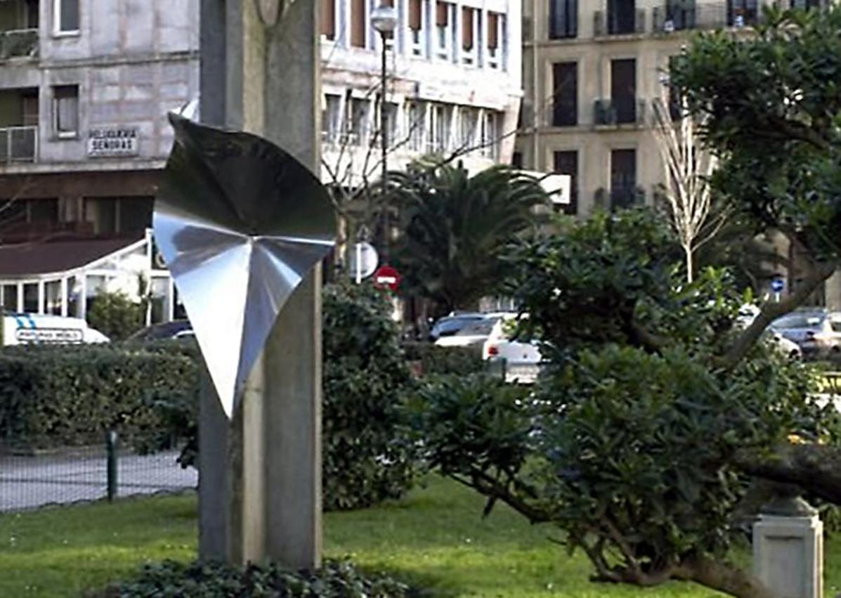 Imagen secundaria 1 - Estanque y fuente de la plaza de Zaragoza, el año de su inauguración. Debajo, escultura 'La Voz' de B. Baschet y K. Merino y palmeras del género Butia, especímenes de gran valor y muy escasos en los jardines de Gipuzkoa.