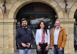 La diputada Azahara Domínguez tras la reunión mantenida esta semana con el alcalde Eric Gálvez y el concejal Óscar Valbuena.