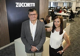 Justino Martínez, director general de Zucchetti Spain, e Idoia Calonge, directora de Gestión de Personas, en la sede de Donostia.