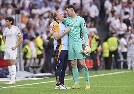 uUnai Marrero charla al finalizar el partido con Luis Llopis, exentrenador de porteros de la Real, en el Madrid en la actualidad.