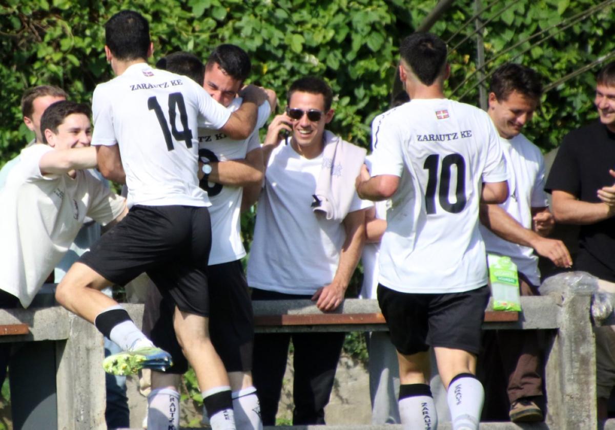 Zarautz KE futbol taldeak Hirugarren Mailara igotzeko txartela lor dezake Zumarragan