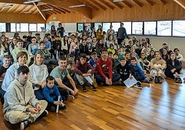 Alumnos que acudieron al ayuntamiento con motivo de la Agenda 2030 junto a los concejales y responsables de Ekoetxea.