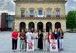 Alcaldesa y diputada sostienen la copa acompañadas por respresentantes institucionales y del tejido deportivo, comercial y hostelero de la ciudad.