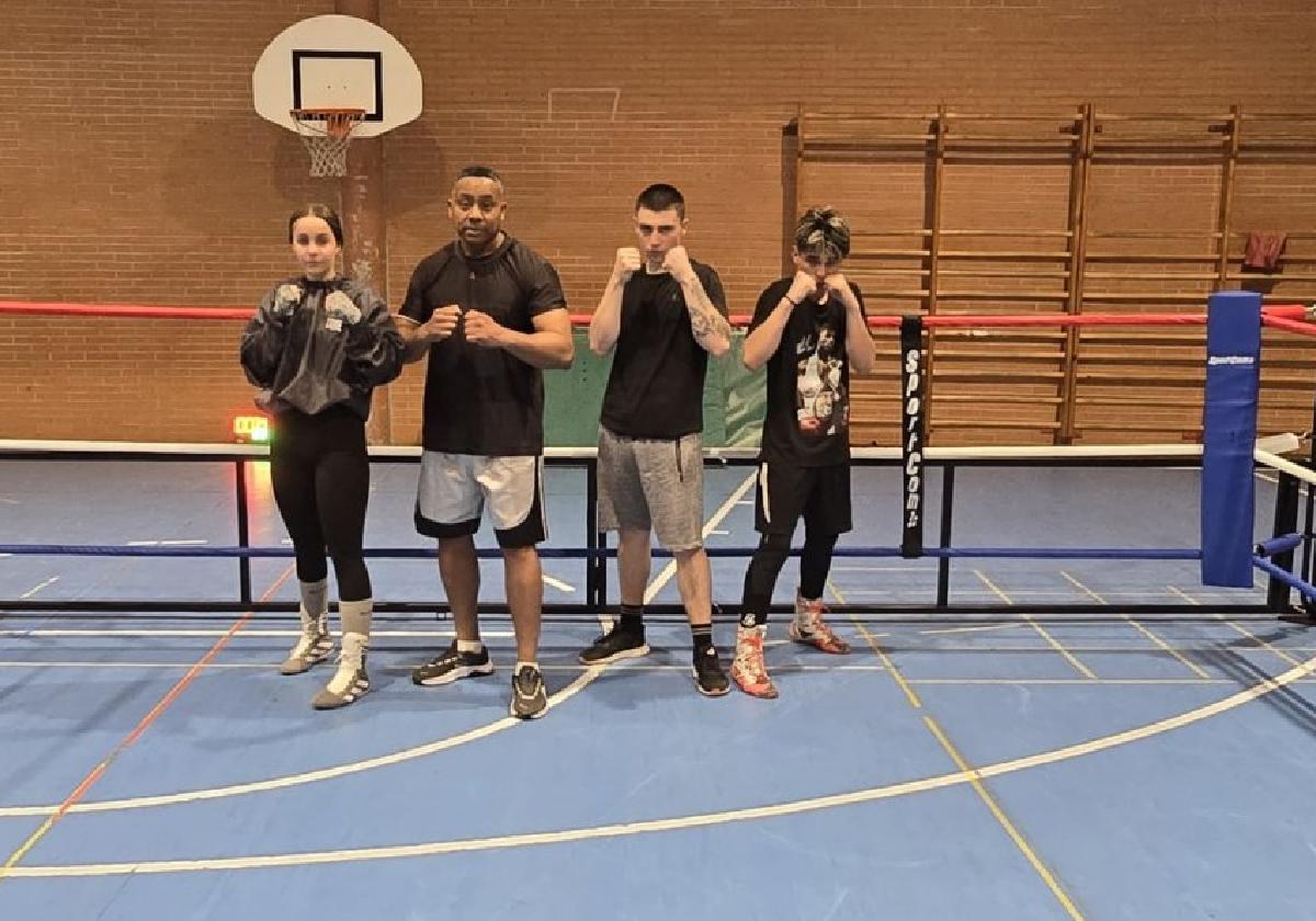Rubén Arredondo junto a varios de los púgiles que se subirán al ring el 7 de junio.
