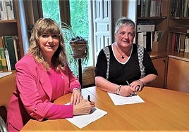 Ana Ollo y Laura Igantzi en la firma del convenio.