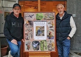 Los dos autores a laspuertas de Juan deLizarazu, donde muestranla exposición 'Hegoak'.