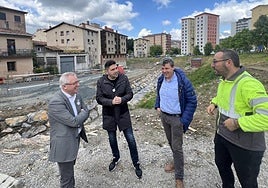Visita a la obra de la vaguada realizada este viernes por José Ignacio Asensio, Mikel Serrano y Jon Mikel Murua.