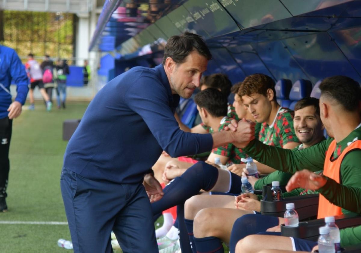 Beñat San José saludando a los jugadores del banquillo.