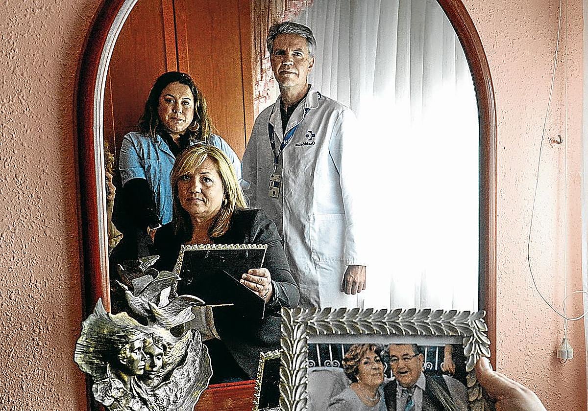 Maribel Sandía sujeta una foto de sus padres, junto a Garazi Cuesta y José Luis Francisco