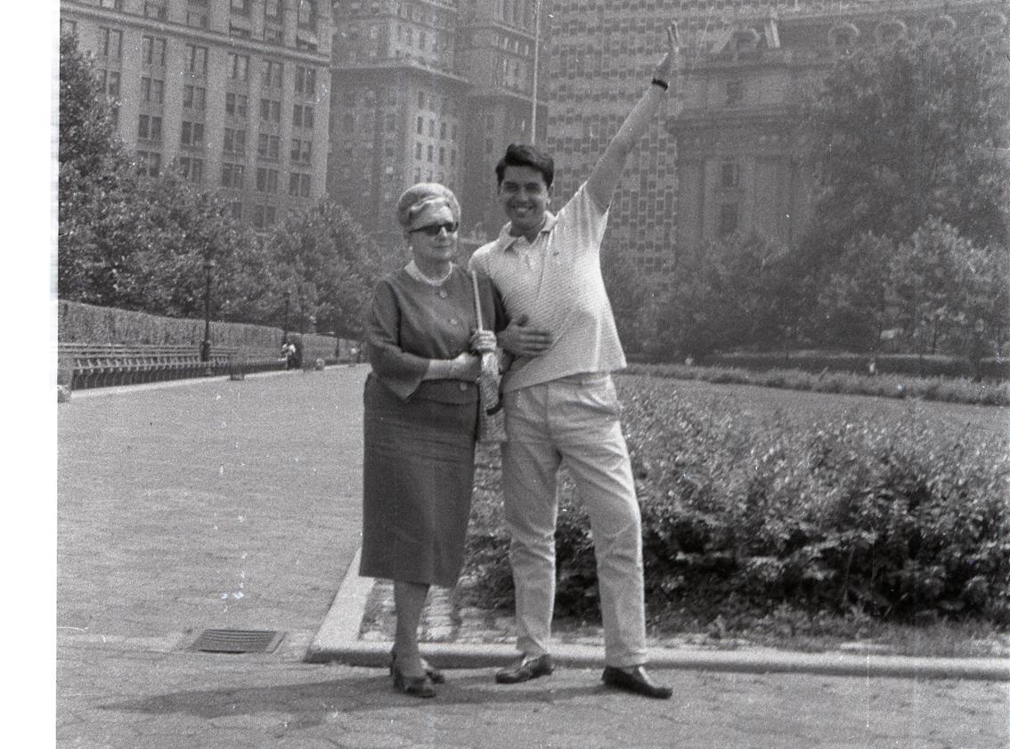 Imagen principal - Arriba, con su abuela en Manhattan. En el centro, una instantánea de su estancia neoyorquina y sobre estas líneas, primera página de su diario.