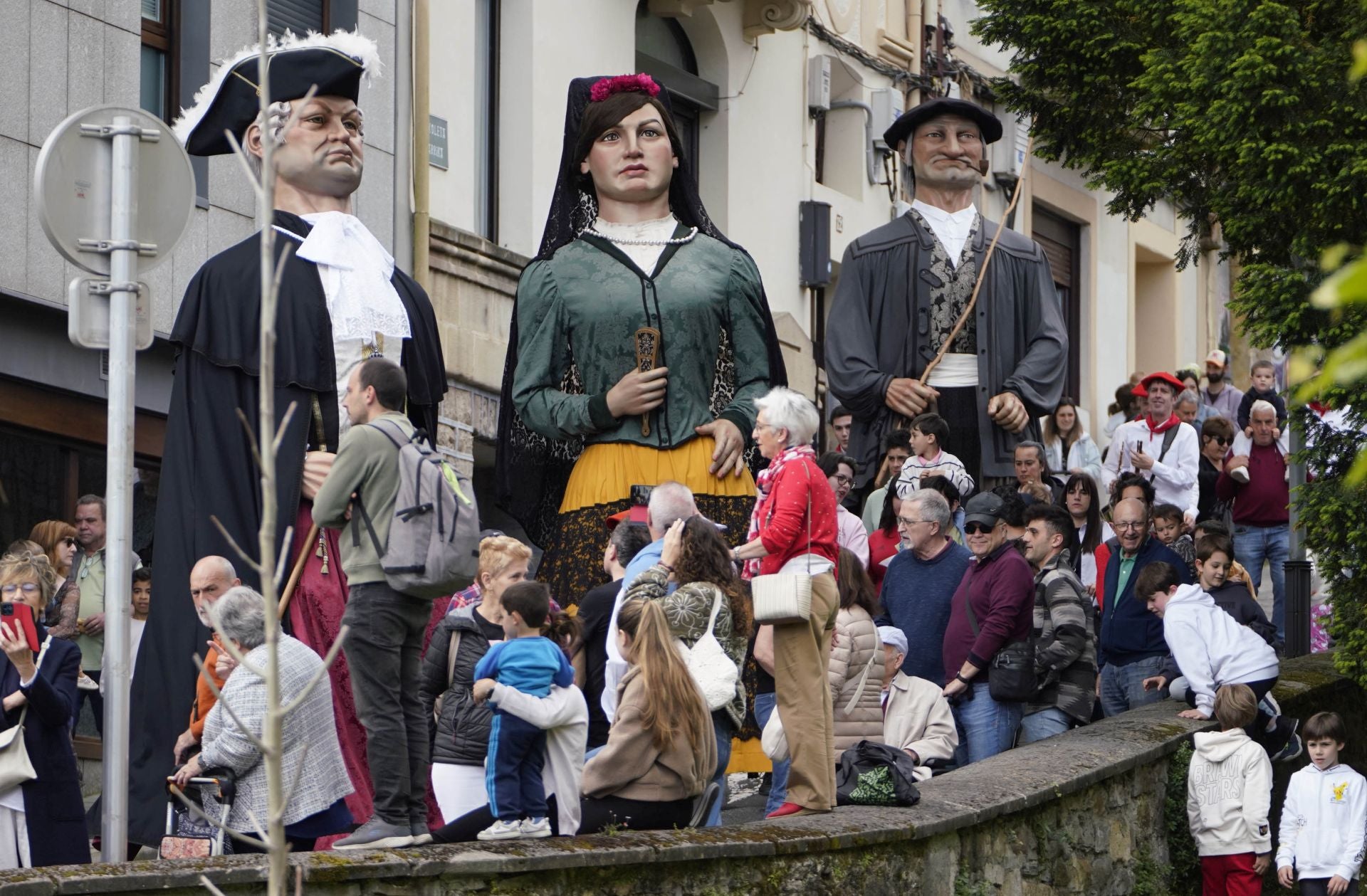 Los nuevos cabezudos se estrenan en la plazoleta del Juncal