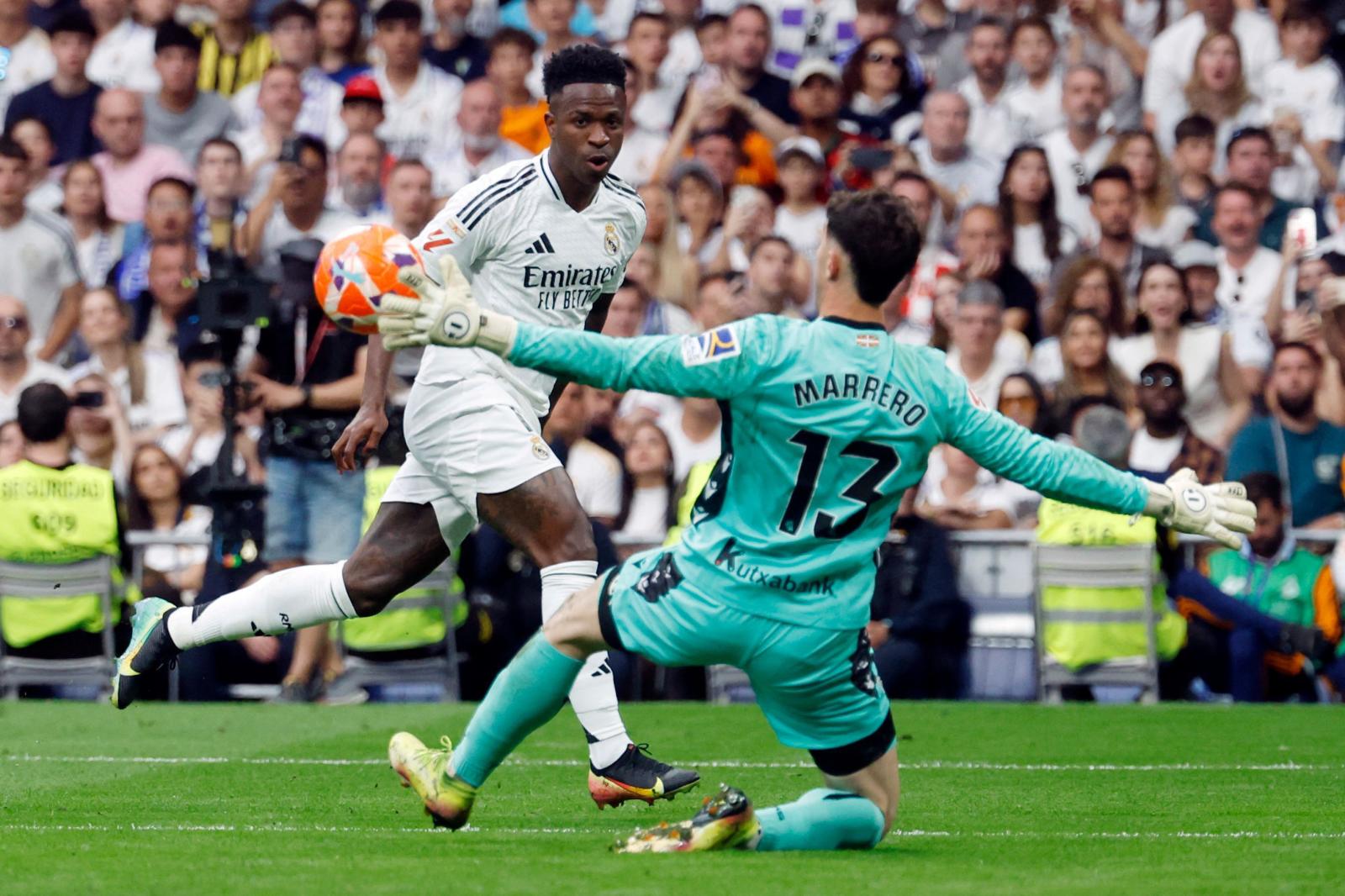 Marrero despeja con los dedos el intento de picada de Vinícius