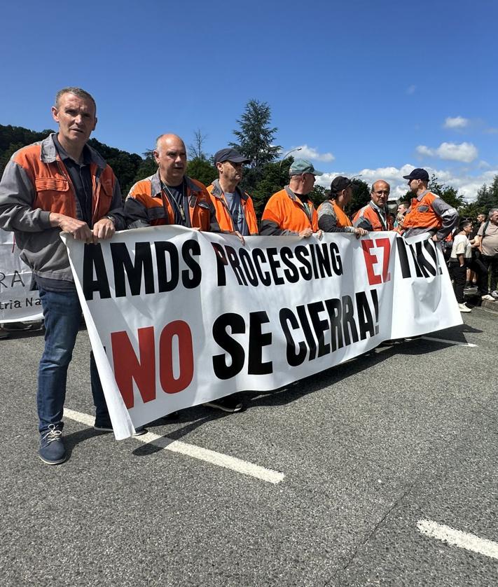 Imagen secundaria 2 - Unas 400 personas, trabajadores de Arcelor Mittal Legasa con sus familias y compañeros han recorrido la carretera NA-1210.