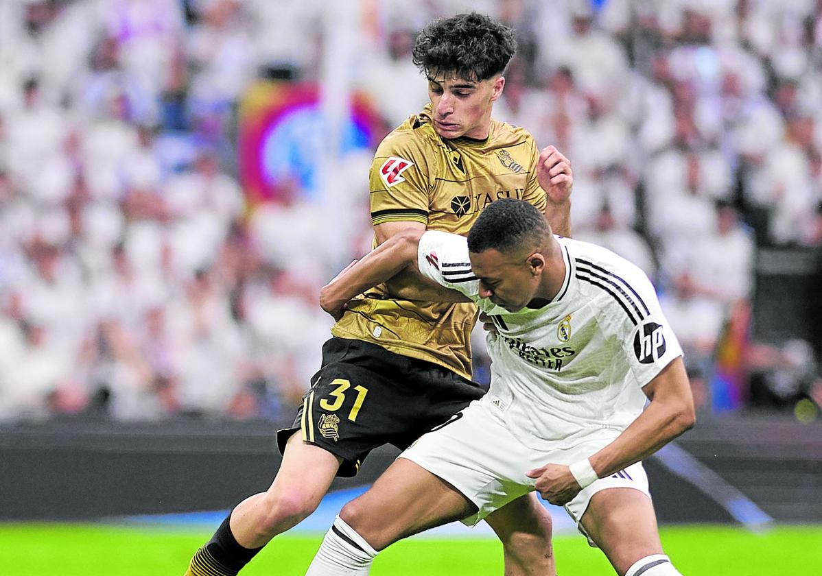 Jon Martín pugna con Mbappé por un balón este sábado en el Bernabéu.