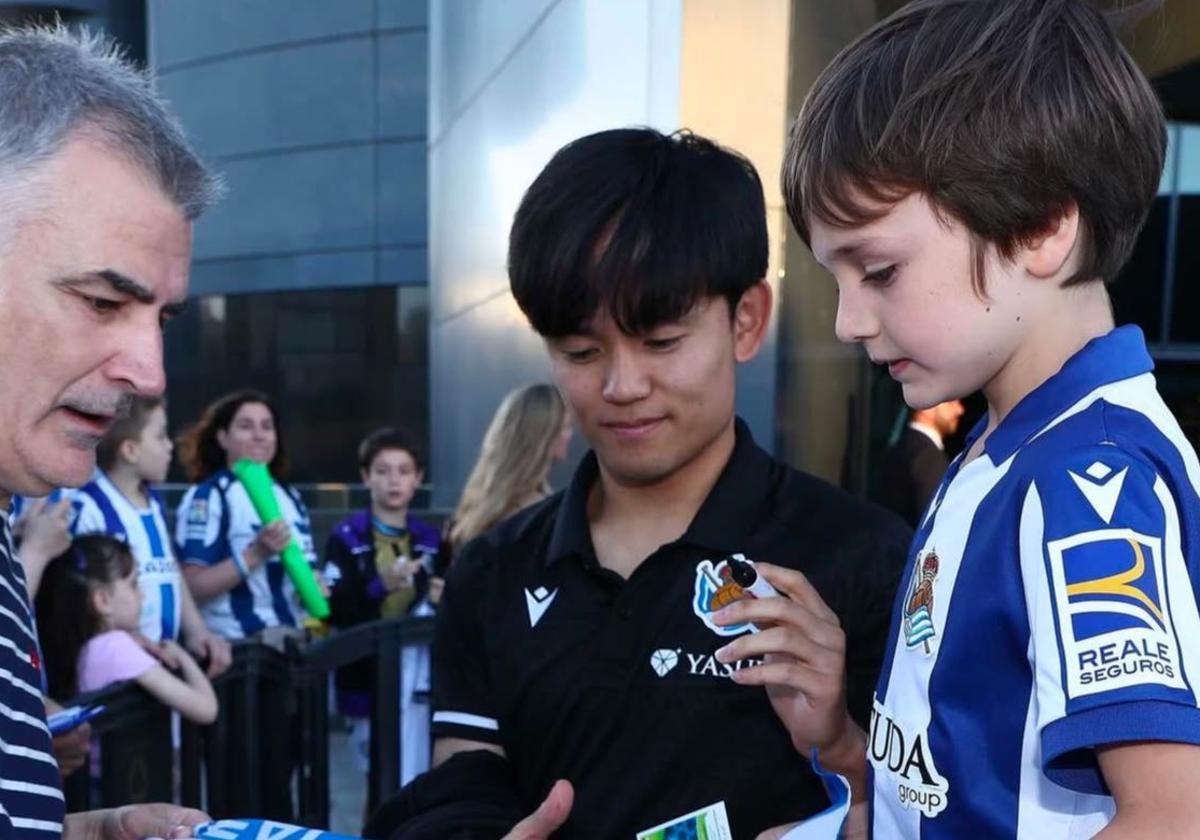 Mauro junto a Take Kubo durante el recibimiento en Madrid.
