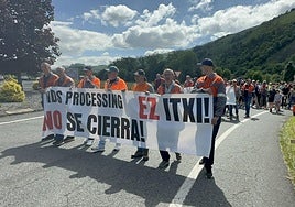 Los trabajadores salieron de la factoría de Legasa y fueron en manifestación hasta Doneztebe.