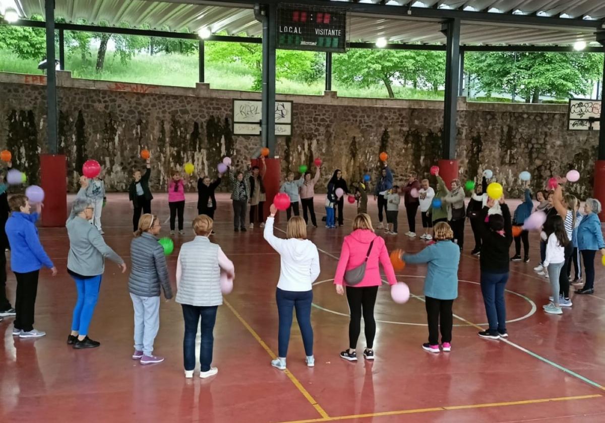 Participativa sesión de psicomotricidad que inauguró 'Auzoa disfrutatu' el miércoles con El Salvador y Gazte Txokoa.