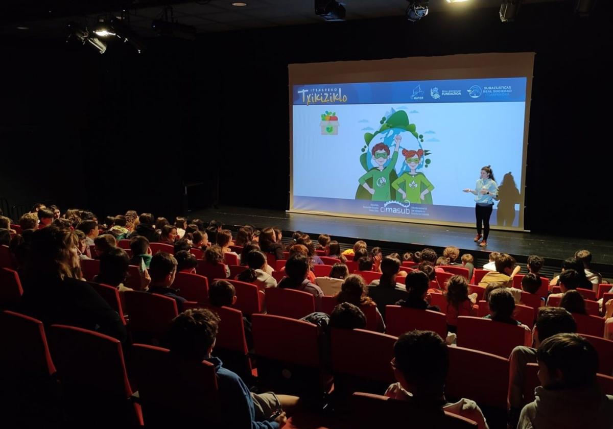 Txikiziklo. Imagen del desarrollo de la sesión con los estudiantes de la ikastola desarrollada en Erribera.