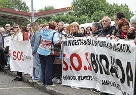 La semana pasada, la concentración del sindicato ESK a las puertas del Hospital Bidasoa para denunciar para denunciar el «desmantelamiento» del centro reunió a miembros de Osasun Bidasoa y a numerosos ciudadanos.