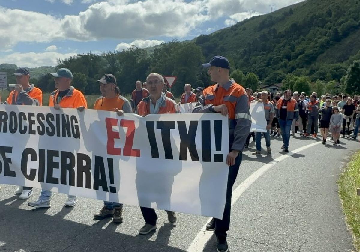 Trabajadores de Arcelor Mittal completan en manifestación los 3 kilómetros de Legasa a Doneztebe