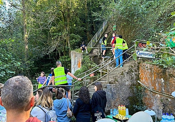 Salida de los corredores antes de iniciar la subida de los 500 escalones.
