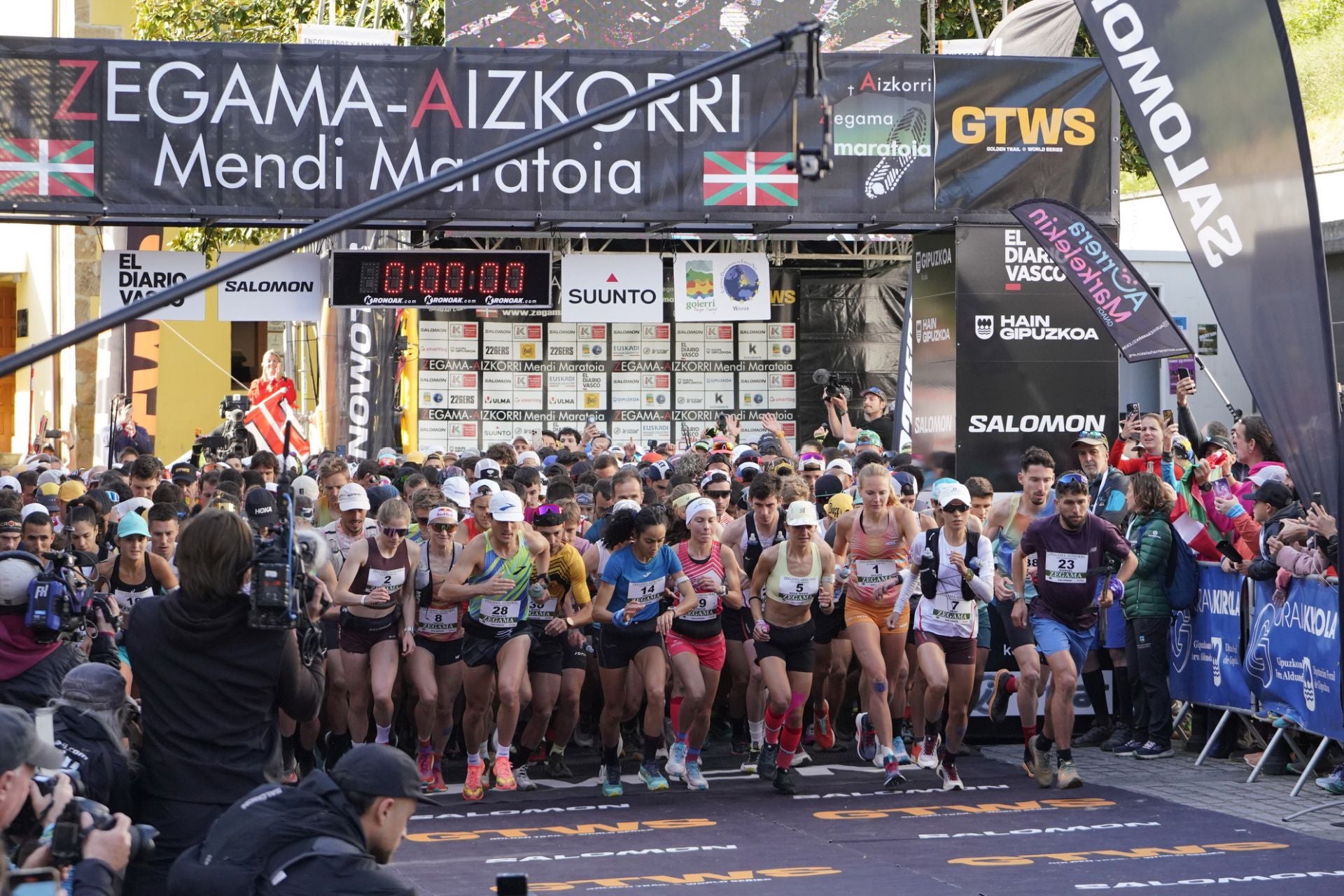 Multitudinaria salida de la Zegama-Aizkorri